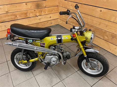 Photographie d'un Honda Dax ST70 restauré, mettant en valeur son design rétro et ses caractéristiques distinctives.