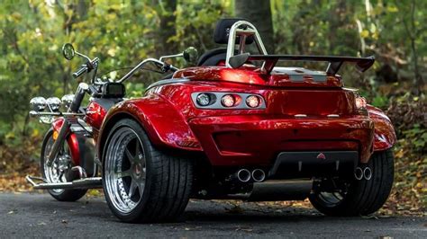 Vue latérale d'un trike Rewaco RF1 GT montrant sa carrosserie fermée et ses lignes sportives