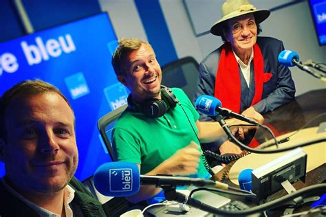 Image d'archives de Jean-Pierre Coffe et Loïc Ballet discutant devant un micro.