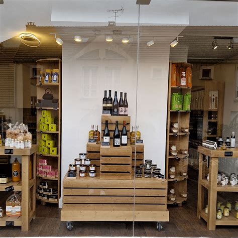 Vitrine d'une épicerie fine proposant des produits artisanaux.