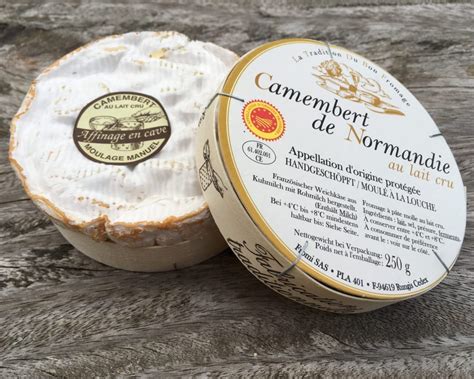 Image d'un Camembert de Normandie AOP artisanal.