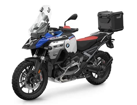 Collection de motos (enduro, trail, maxi-trail) garées devant un paysage marocain typique (montagnes ou désert).