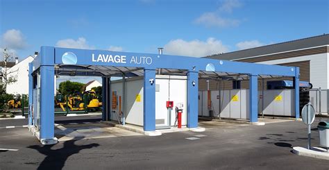 Photo d'une voiture parfaitement propre et brillante dans une station de lavage.