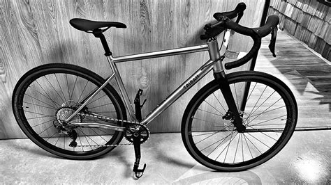 Vue d'ensemble du vélo Triban GRVL 900 TI avec un accent sur le cadre en titane