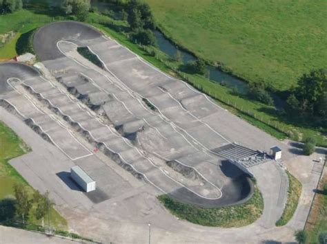 Plan de la piste de BMX avec les différentes zones de départ, de virage et de saut.