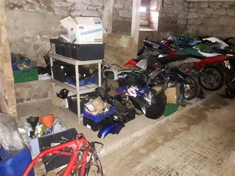 Illustration d'un centre de casse moto avec pièces détachées