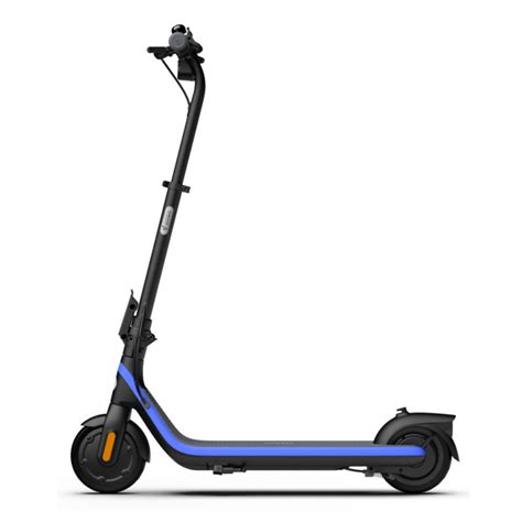 Une trottinette électrique Ninebot C2 Pro avec un adolescent en action.