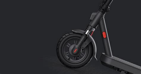 Vue rapprochée des roues de 12 pouces de la trottinette Xiaomi Electric Scooter 6 Pro.
