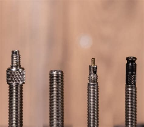 Illustration comparative des valves Dunlop et Presta.