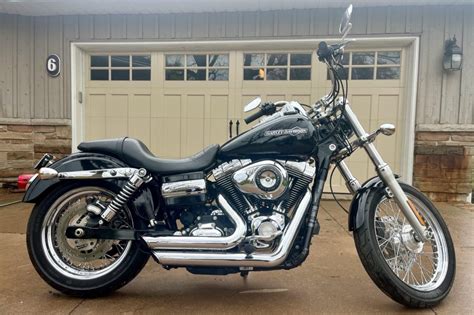 Photographie d'une Harley-Davidson Super Glide avec des modifications de Stage 1