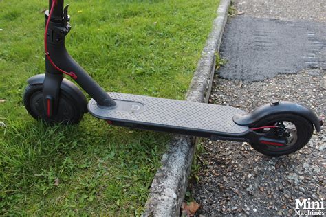 Illustration montrant la trottinette Xiaomi M365 pliée, prête à être transportée.