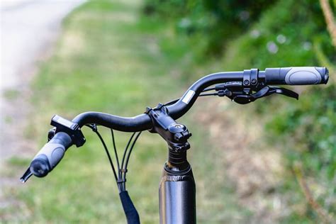 Illustration d'un guidon de vélo moderne avec divers accessoires fixés.