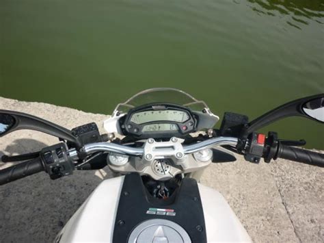 Tableau de bord digital de la Ducati Monster 696, moderne et épuré
