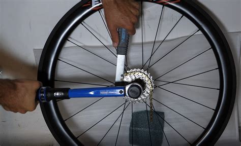 Illustration montrant l'utilisation d'une clé dynamométrique pour serrer l'axe de roue arrière Brompton