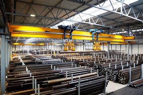Photographie d'un pont roulant métallique industriel