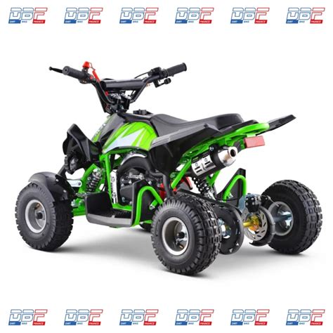 Illustration d'un enfant conduisant un pocket quad 50cc jaune dans un jardin