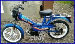 Photographie du MBK 51 Super Blue avec sa peinture bleue distinctive et son guidon large