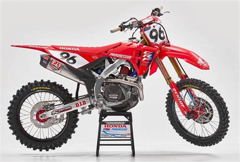 Photo de plusieurs motos Honda CRF équipées de différents kits déco colorés et personnalisés