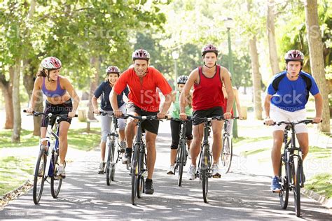 Groupe de cyclistes féminines souriantes lors d'un événement