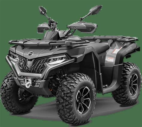 Vue rapprochée des marche-pieds en plastique d'un quad CF Moto Puma, montrant des signes de fragilité.