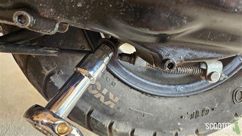 Illustration des composants d'un pack de vidange pour scooter