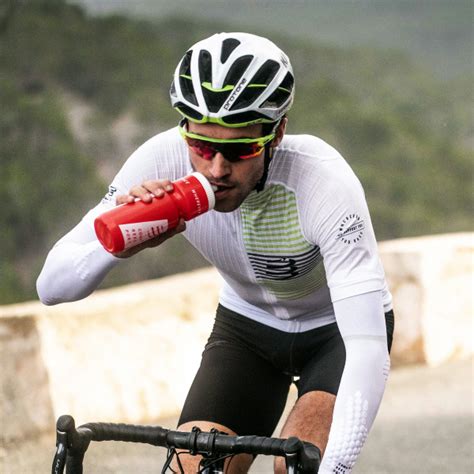 Cycliste buvant à son bidon en pleine course