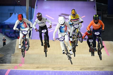 Photo d'une course de BMX avec des athlètes en action sur un circuit