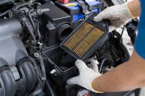 Détail de la pose du nouveau filtre à air dans l'airbox