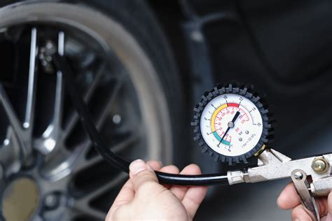 Infographie expliquant comment vérifier la pression des pneus de moto