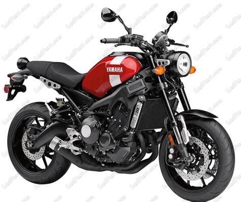 Vue de face de la Yamaha XSR 900 avec son phare rond distinctif