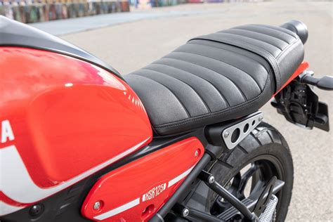 Détail de la selle rétro et du compteur rond de la Yamaha XSR 900