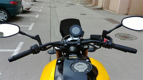 Gros plan sur les commodos au guidon de la Yamaha XSR 900