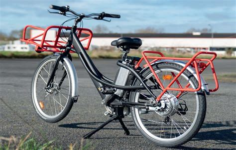 Photo de vélos électriques jaunes de La Poste en cours de reconditionnement