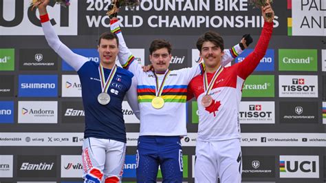 Loris Vergier souriant lors d'une interview VTT