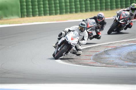Photo du circuit de Misano avec des motos en action