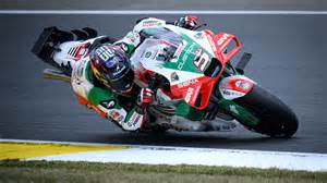 Photo de Johann Zarco dans le stand avec son équipe