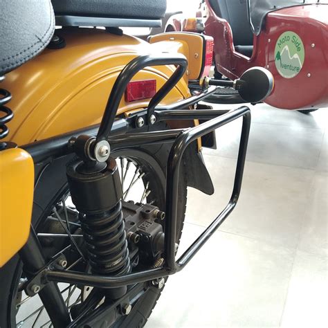 Gros plan sur un porte-bagages chromé pour side-car Ural