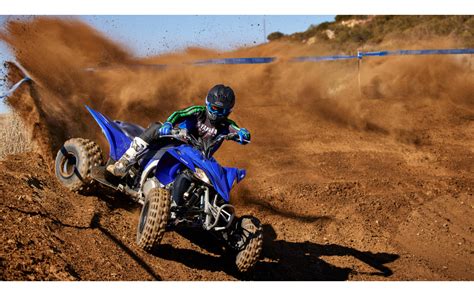 Photo du quad Yamaha YFZ450R en action sur un terrain tout-terrain