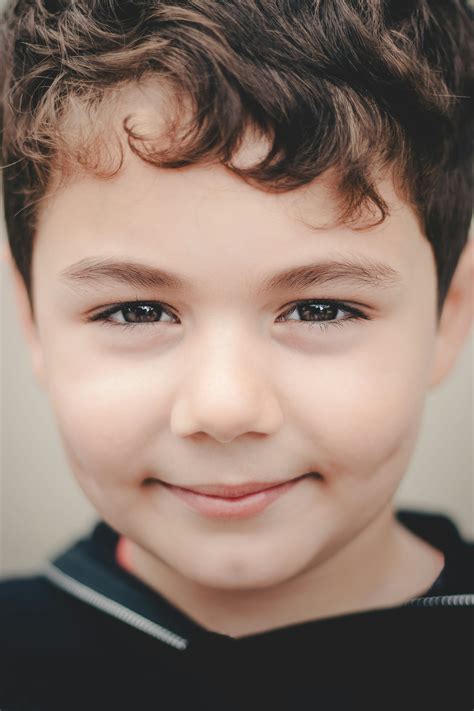 Photo d'un enfant souriant installé dans un siège arrière vélo coloré
