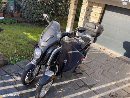 Vue détaillée du scooter Rider 3RS+ avec mise en avant de son tableau de bord LCD et de ses feux LED.
