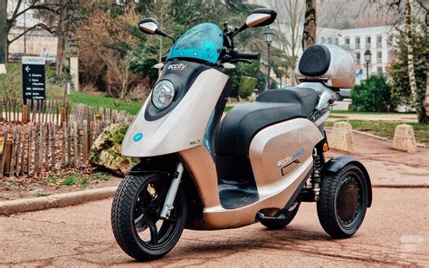 Comparaison des caractéristiques techniques de l'Eccity Model 3 et d'autres scooters électriques 3 roues.