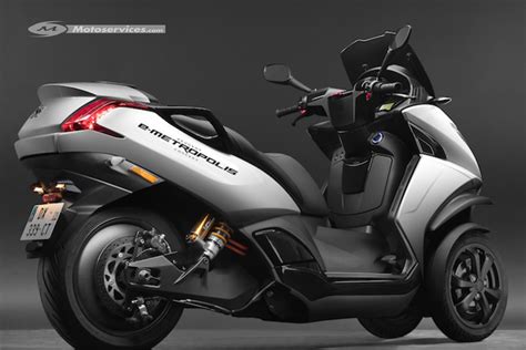 Le scooter Peugeot E-Metropolis en circulation dans un environnement urbain.
