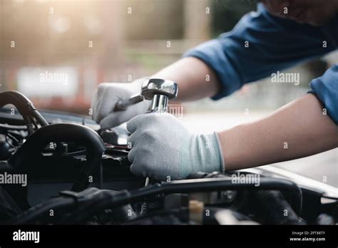 Photo d'un mécanicien travaillant sur le moteur d'une moto ancienne
