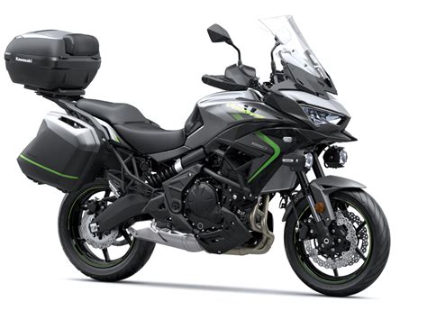 Kawasaki Versys 650 Grand Tourer avec la bagagerie complète installée, vue de trois quarts arrière