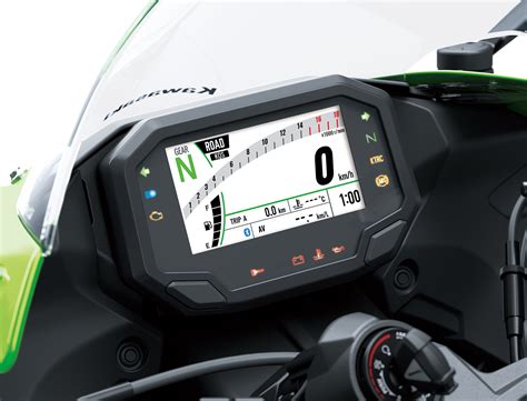 Gros plan sur le tableau de bord TFT couleur de la Kawasaki Versys 650