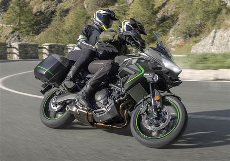 Kawasaki Versys 650 Grand Tourer en duo sur une route de campagne pittoresque