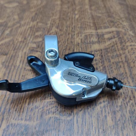 Photo de manettes dérailleur Shimano Deore LX montées sur un guidon.
