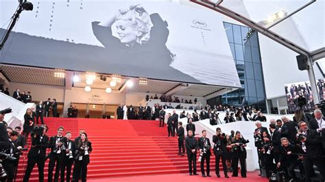 Illustration d'une scène d'ouverture du Festival de Cannes, avec des personnalités du cinéma arrivant sur la Croisette