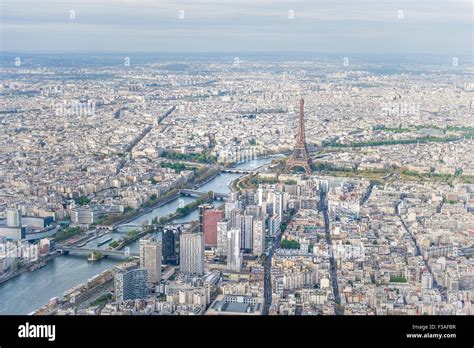 Paris, Tour Eiffel, vue aérienne avec un Segway au premier plan