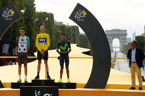 Photo de Romain Bardet sur le podium du Tour de France